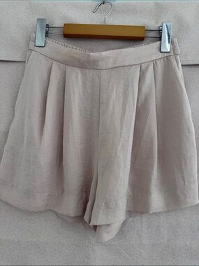 H&M Neutral Pleated High-Waist Skort in Light Beige